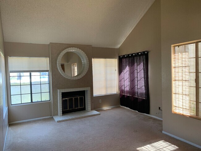 Foto del edificio - MORENO VALLEY 4+2.5 WITH POOL AVAILABLE Fe...