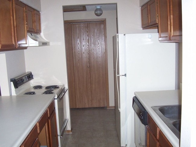 Building Photo - 9147 W Cedar Dr