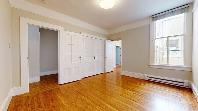 Building Photo - Convenient & Large 2BR/1BA Flat w/ In Unit Laundry & Dishwasher