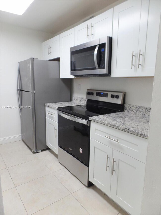 Building Photo - 7225 Miami Lakes Dr