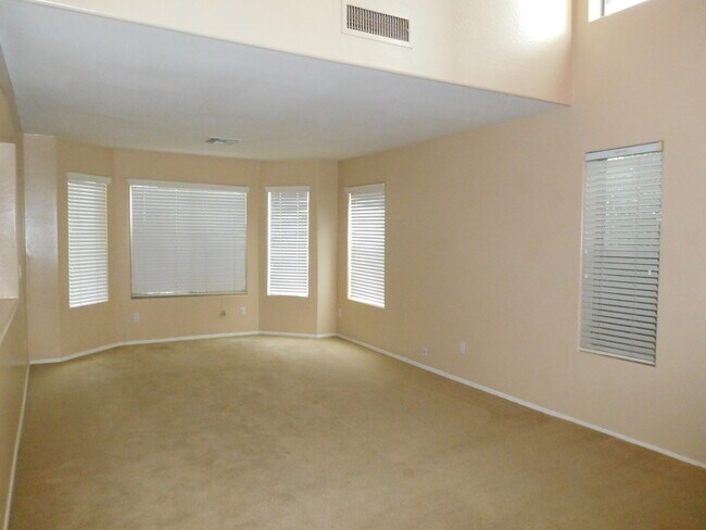 Foto del edificio - Coming soon!! Huge 2700 SFT, Golf-view Com...