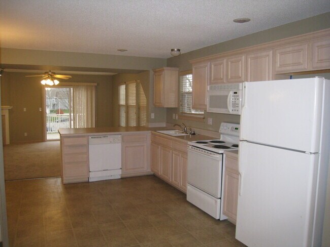 Building Photo - Beautiful Town Home!