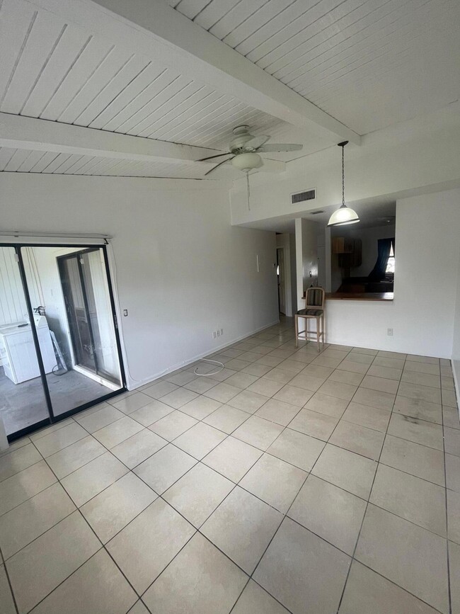 Building Photo - 496 Glenwood Dr