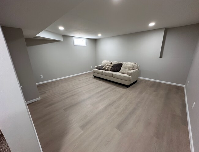 Sala familiar recién terminada - 712 Brandie Rd