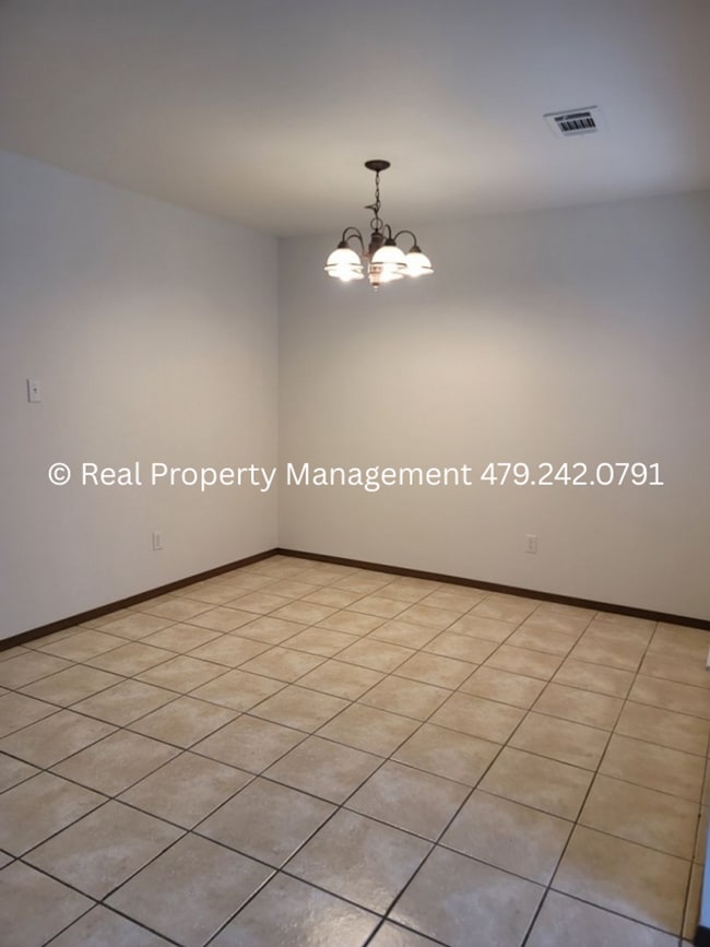 Building Photo - Beautiful Duplex for Rent in Van Buren - *...