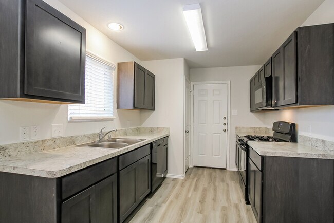 Building Photo - 8723 Lar Ree Oaks Cir