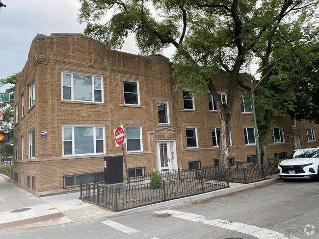 Building Photo - 4751 N Leavitt St