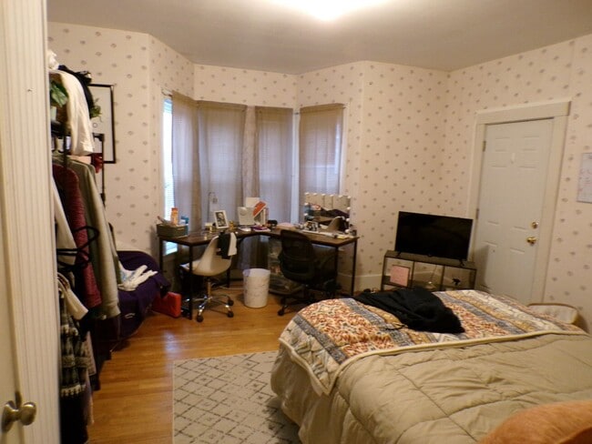 Building Photo - 38 Pine St