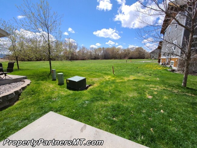 Building Photo - Beautiful 3 Bed 2.5 Bath Town house with A...