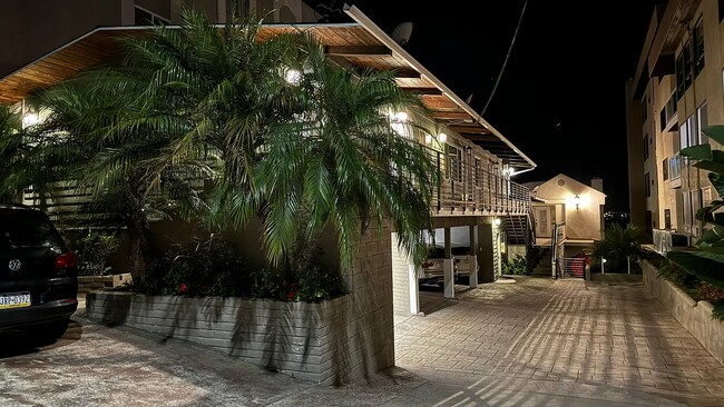 Foto del edificio - 3874 Riviera Dr
