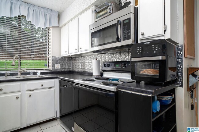 Foto del edificio - 501 Running Brook Rd