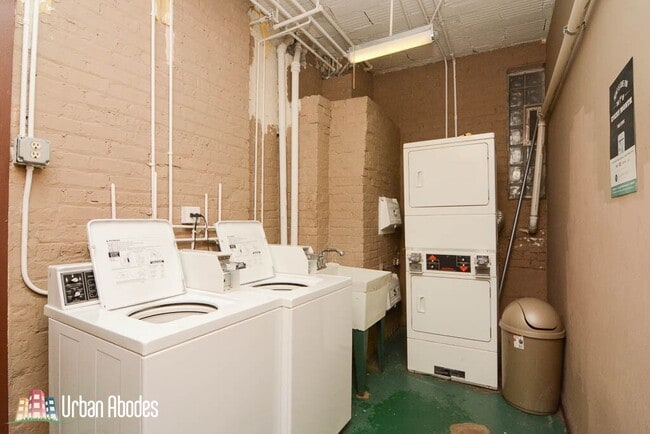 Building Photo - 2837 N Burling St