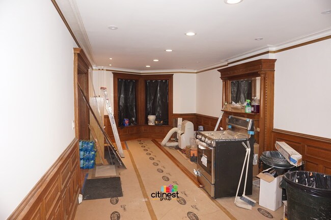 Building Photo - 206 8th Ave