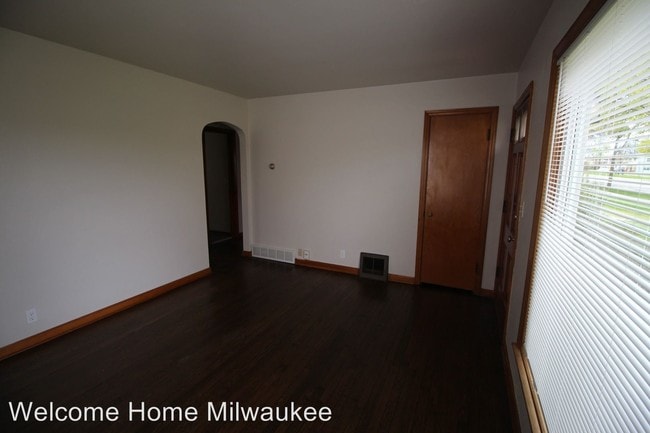 Building Photo - 3 br, 1 bath House - 9515 W Lisbon Ave