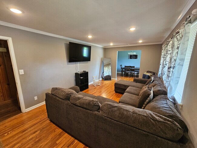 Building Photo - 1202 Collins Cir