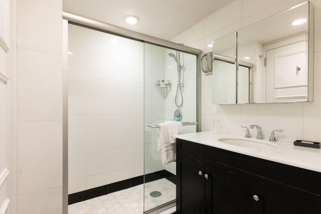 Building Photo - 119 W 57th St