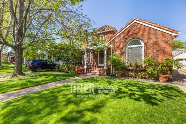 Building Photo - Stunning Craftsman East Sacramento Beauty!