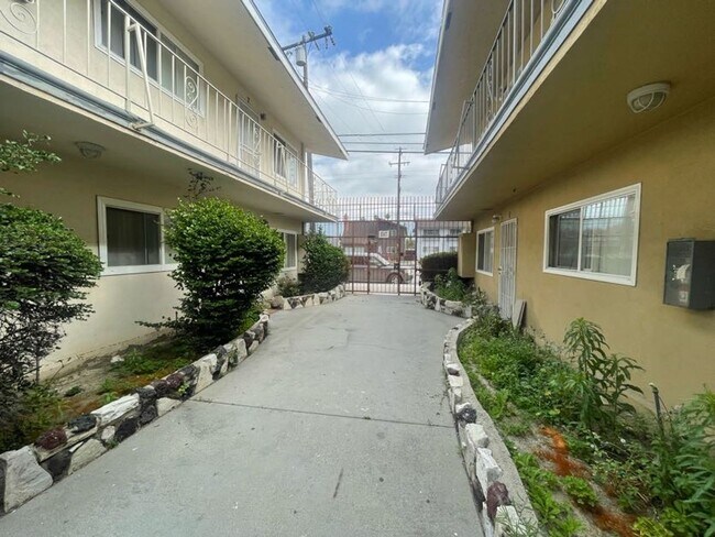 Building Photo - ARTESIA 2925