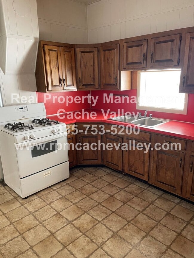 Building Photo - 2 bedroom home available for October move ...