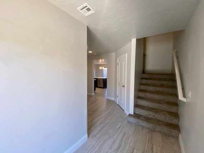 Foto del edificio - SPACIOUS TOWNHOME FOR RENT!