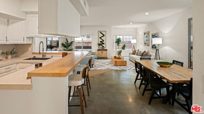 Foto del edificio - 10627 Ashton Ave