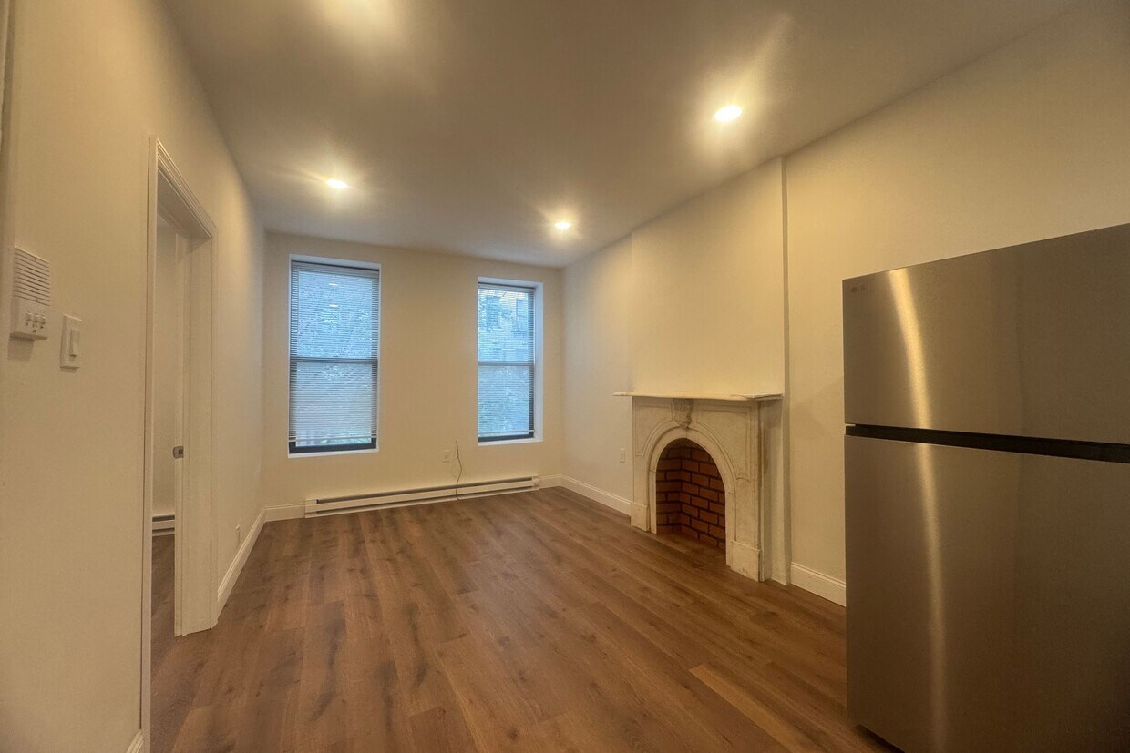 Foto principal - 30 E 127th St