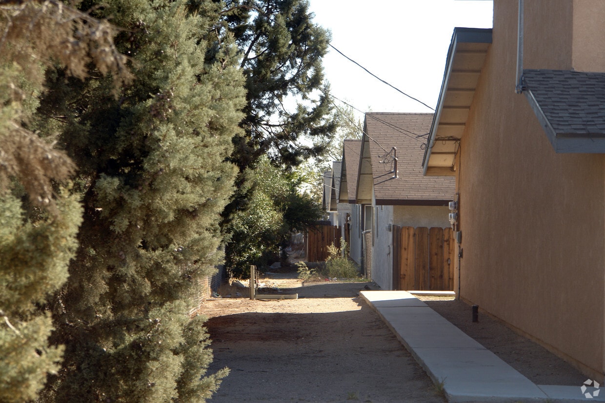 Building Photo - 13890 Juniper St