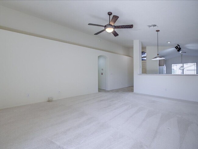 Foto del edificio - Spacious Living in a Gated Community with Resort-Style Amenities!