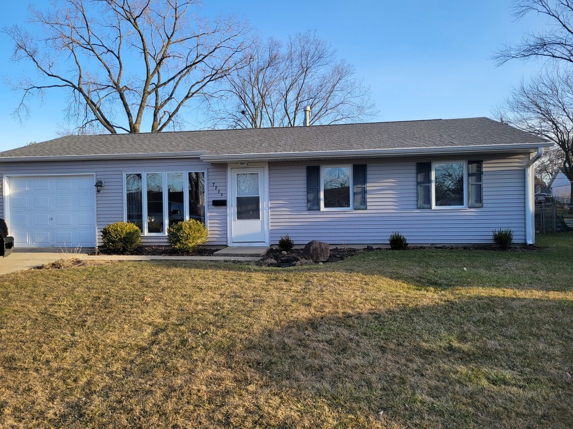 721 Russet Ln, Streamwood, IL 60107 House Rental in Streamwood, IL