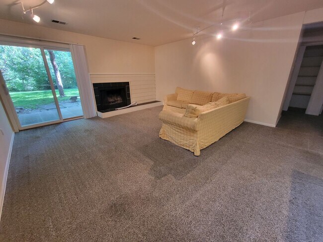 Building Photo - Charming First Floor Condo In Downtown Boulder- Available Immediately through 7/31