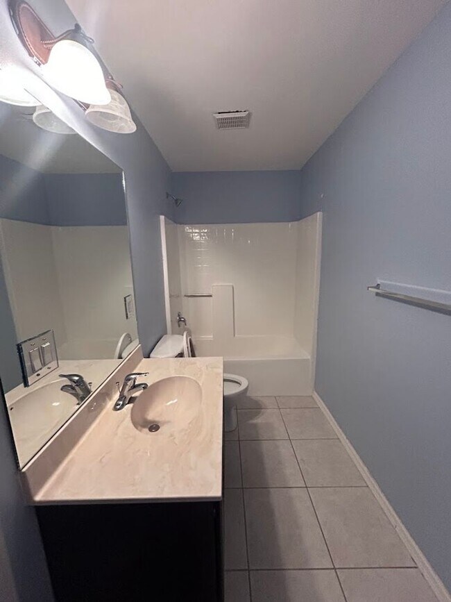 Building Photo - 4 Bed Plus Den Pool Home