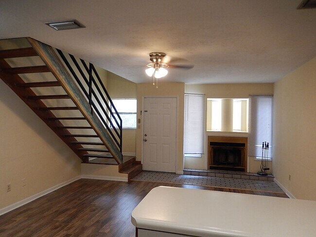 Photo - LOVELY 2/1.5 Close to TCC & FSU w/ Stainle... House