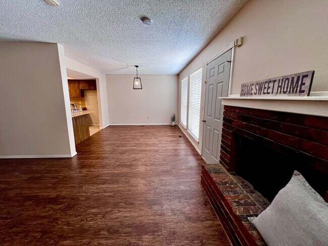 Building Photo - Spacious Townhouse in The Arbors - SPEND S...