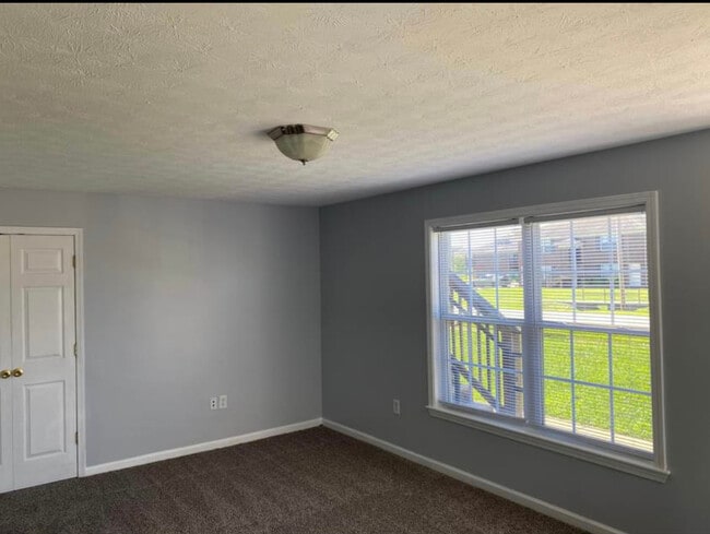 Living Room - 106 Kenilworth Ct