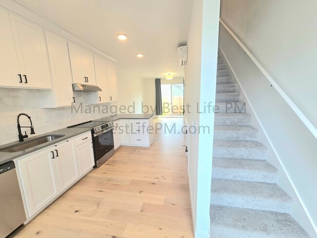 Building Photo - 310 NE 58th Ave