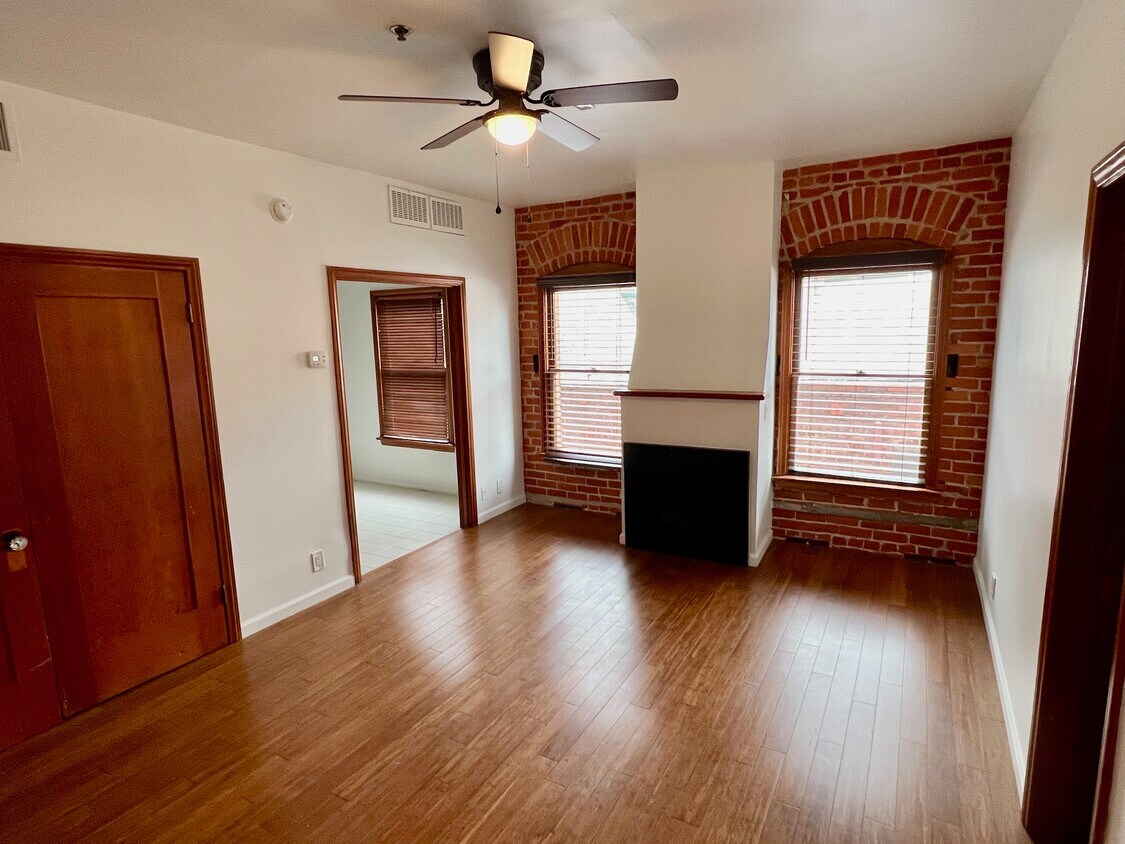 636 S Burnside Ave Unit 304, Los Angeles, CA 90036 Apartments at 636