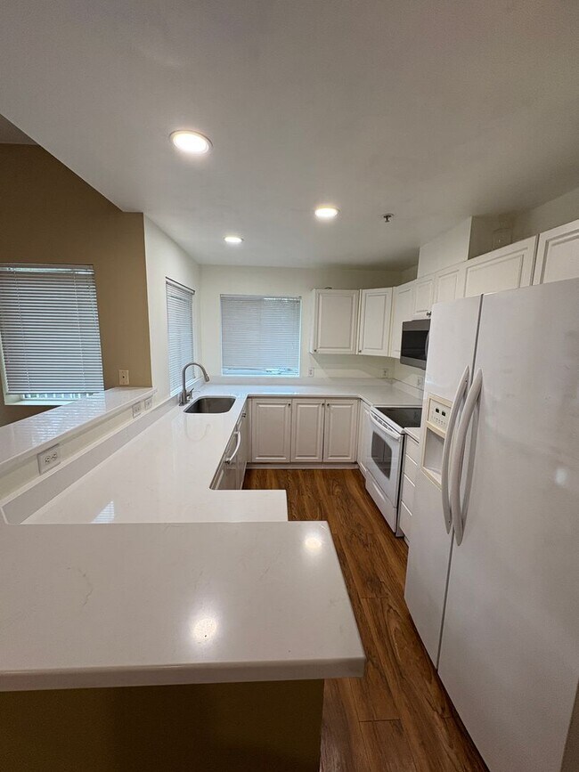 Foto del edificio - Bright and Sunny 2-bed 1-bath condo Kent!