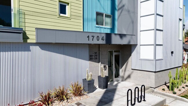 Building Photo - 1704 Hornblend St