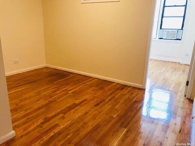 Building Photo - 83-30 Vietor Ave