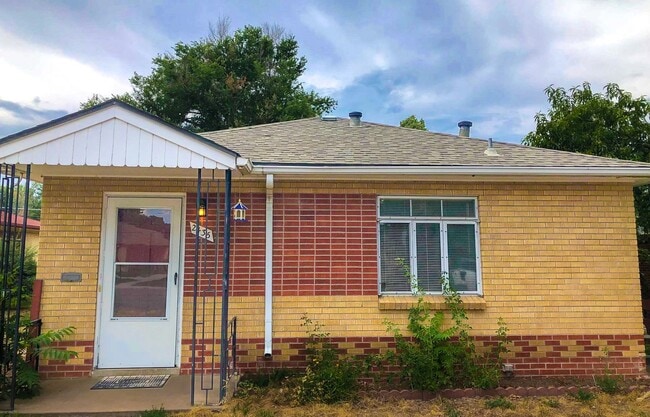 Building Photo - 2-Bed 1-Bath Duplex In Denver's University...