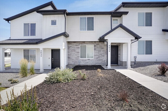 EXTERIOR  | LITTLE VALLEY TOWNHOMES - Little Valley Townhomes