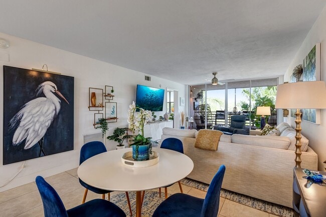 Building Photo - ** NAPLES COVE @ BAY FOREST ** 2 BED / 2 B...