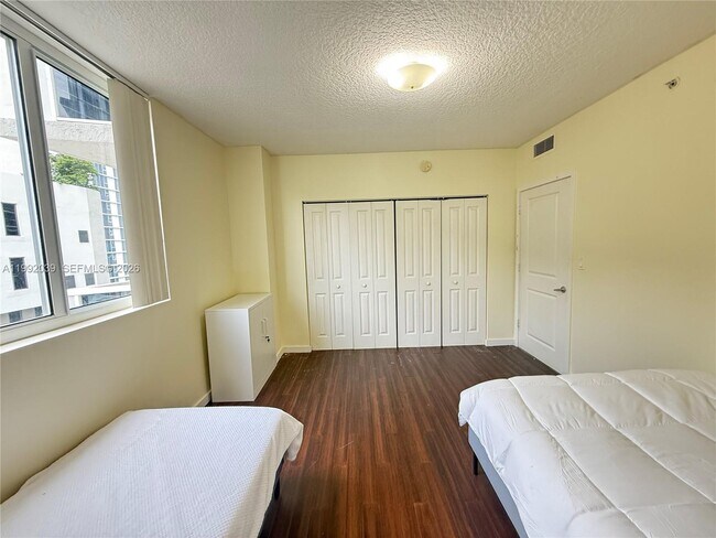 Foto del edificio - 601 NE 23rd St