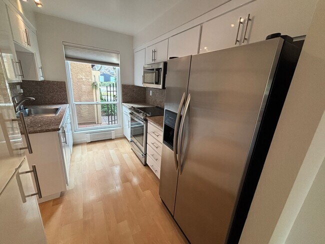 Foto del edificio - Campbell-Spacious 2 Bedroom unit with Atta...