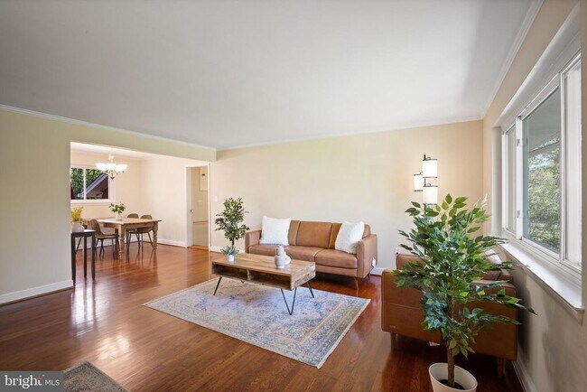 Building Photo - 7101 Larrlyn Dr