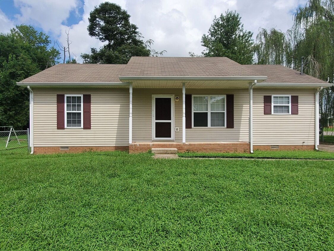 Foto principal - $1325.00 - Adorable 3 Bedroom 2 Bath Home ...