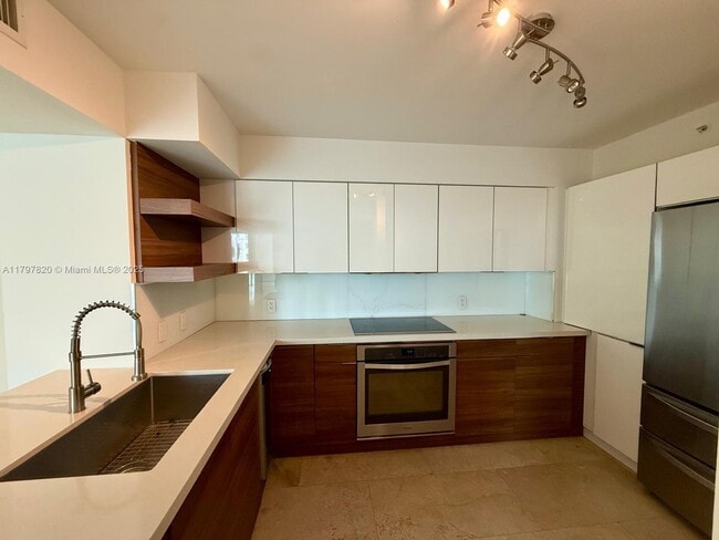 Building Photo - 1155 Brickell Bay Dr