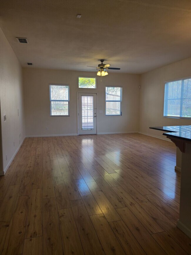 Foto del edificio - Willow Springs 4 Bdrm, 3 Bath