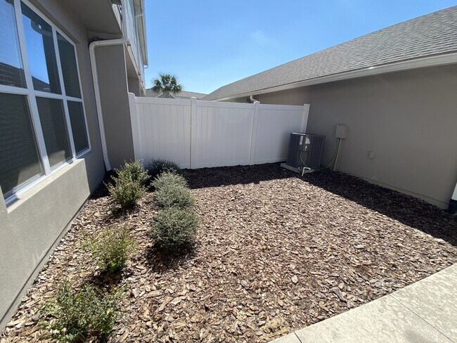 Foto del edificio - 15555 Honeybell Dr