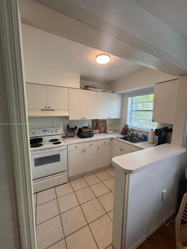 Building Photo - 7820 SW 55th Ave